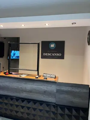 Una televisión o centro de entretenimiento en Hotel Descanso