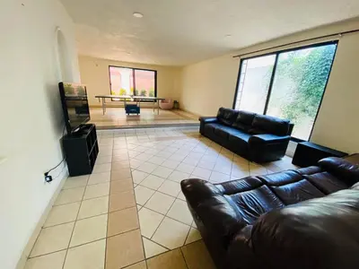Zona de estar de Bonita y amplia casa