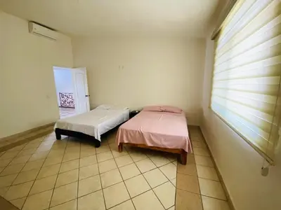 Cama o camas de una habitación en Bonita y amplia casa