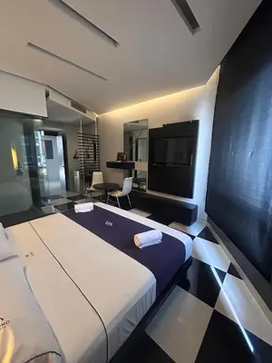 Una televisión o centro de entretenimiento en Auto Hotel Via Uno