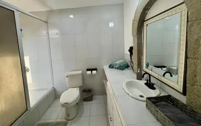 Un baño de Casa con Alberca y terraza un lugar tranquilo para disfrutar