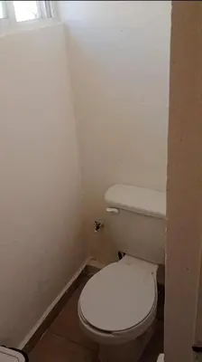 Un baño de Casa en fraccionamiento en Ahuatepec con alberca, cancha y cerca de Tepoztlán