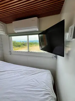 Una televisión o centro de entretenimiento en Narayana Caravan