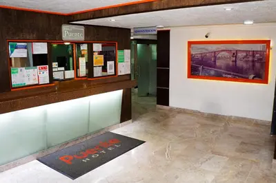 El vestíbulo o zona de recepción de Hotel Puente