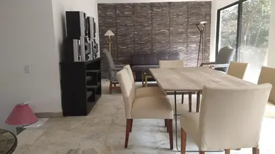 Una televisión o centro de entretenimiento en Casa de 4 recámaras
