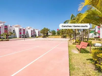 Instalaciones para jugar a tenis o squash en Private Pool & Jacuzzi Family House, Teques o alrededores