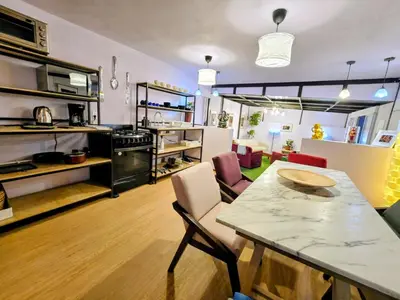 Una cocina o zona de cocina en Suite morada Moderna y céntrica ideal hasta para 7 viajeros