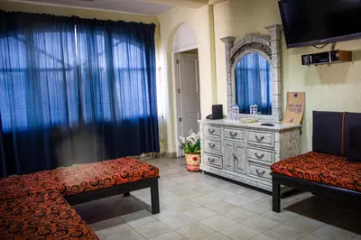 Una televisión o centro de entretenimiento en Departamento con servicio de hotel
