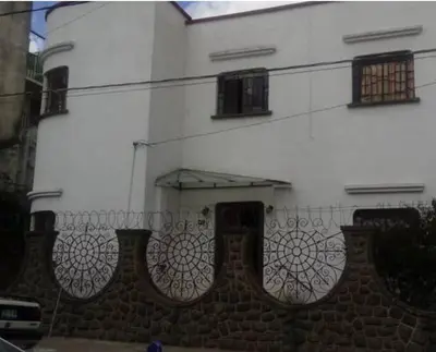 Edificio en el que se encuentra la habitación en casa particular