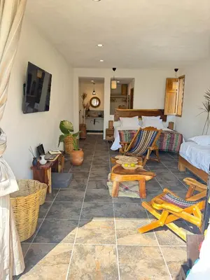 Una televisión o centro de entretenimiento en Habitaciones en Casa Icaco, Naturaleza junto al mar