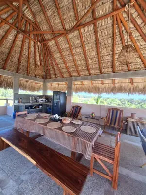 Una televisión o centro de entretenimiento en Habitaciones en Casa Icaco, Naturaleza junto al mar