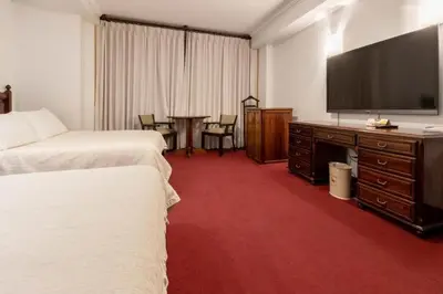 Una televisión o centro de entretenimiento en hotel saro