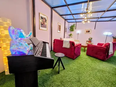 Zona de estar de Suite Verde amplia para 6 huéspedes Espacios cómodos, diseño relajante y ubicación céntrica