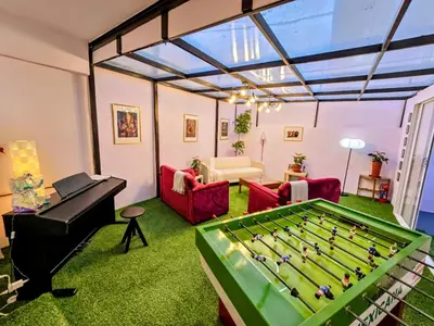 Plano de Suite Roja moderna para hasta 3 huéspedes Céntrica, cómoda y con excelente conectividad