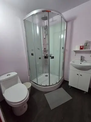 Un baño de Suite Roja moderna para hasta 3 huéspedes Céntrica, cómoda y con excelente conectividad