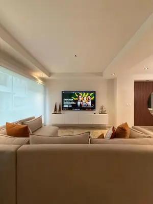 Una televisión o centro de entretenimiento en Villa Santorini Palm House-Luxury Villa