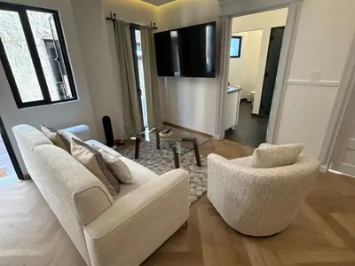 Una televisión o centro de entretenimiento en Adika