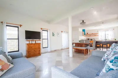 Una televisión o centro de entretenimiento en Casa Bamboo El Salto