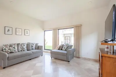 Una televisión o centro de entretenimiento en Casa Bamboo El Salto