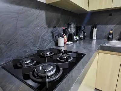 Una cocina o zona de cocina en Departamento frente a bahía con hermosa vista
