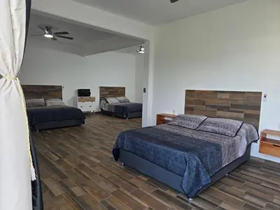 Cama o camas de una habitación en La Casa Blanca VIP