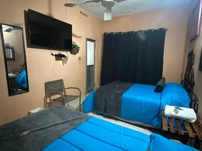 Una televisión o centro de entretenimiento en Hotel Los Reyes