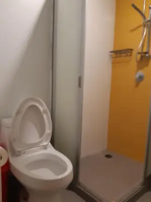 Un baño de Room in shared apartment