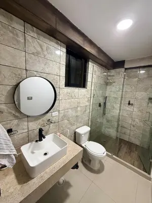 Un baño de Hermoso Departamento Moderno con alberca