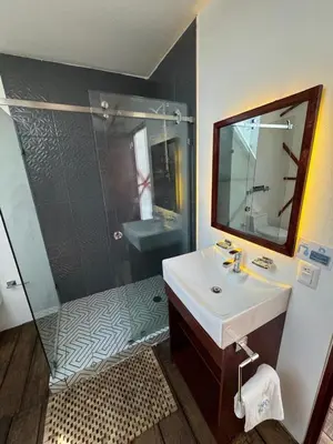 Un baño de Hotel Boutique Glampidom