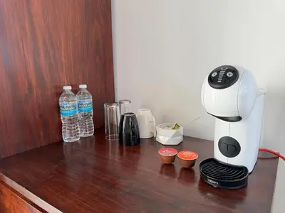 Utensilios para hacer té y café en Hotel Boutique Glampidom