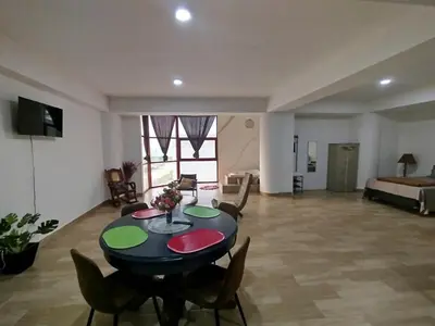 Una televisión o centro de entretenimiento en Bello departamento con jacuzzi y vista al mar