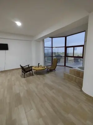Una televisión o centro de entretenimiento en Bello departamento con jacuzzi y vista al mar