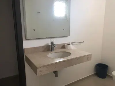 Un baño de Amplio Depto con excelente vista del malecon - 3 rec