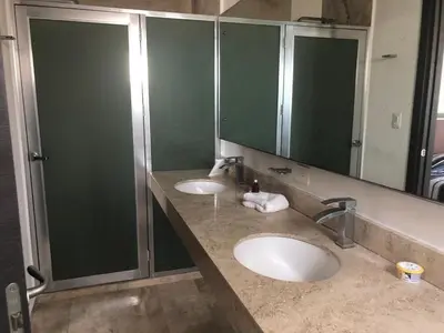 Un baño de Amplio Depto con excelente vista del malecon - 3 rec