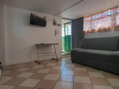 Una televisión o centro de entretenimiento en Rincon Hortensia apartments and loft
