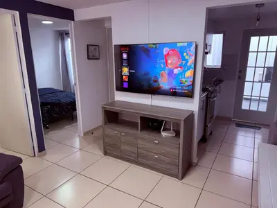 Una televisión o centro de entretenimiento en Departamento nuevo en Puebla