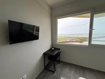 Una televisión o centro de entretenimiento en Cabo Marino Apartment, Pool, Beach and Marina
