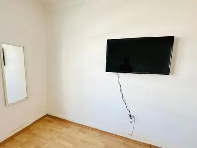 Una televisión o centro de entretenimiento en Casa grande con todos los servicios centrica