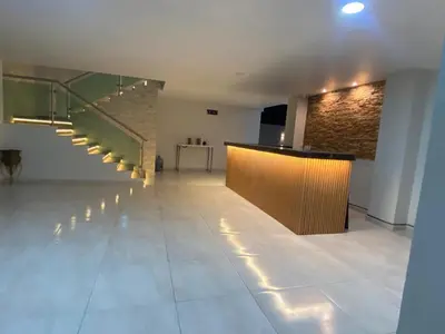 Una televisión o centro de entretenimiento en Oasis Hotel Jojutla