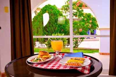 Comida en o cerca de este hotel