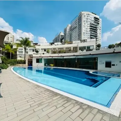 Amazing pool in the middle of the city