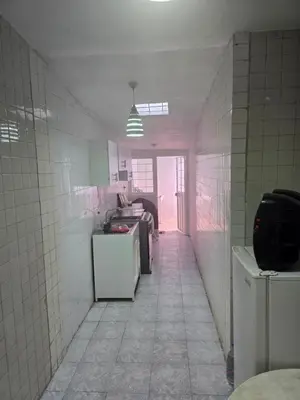 Una televisión o centro de entretenimiento en Casa de 1 piso cerca de hospital san alejandro