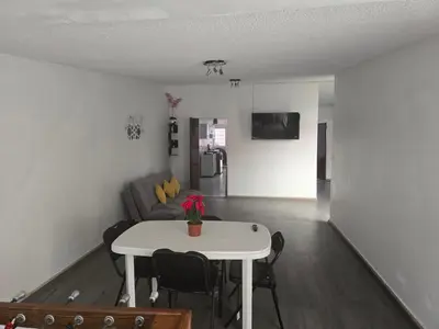 Una televisión o centro de entretenimiento en Casa de 1 piso cerca de hospital san alejandro