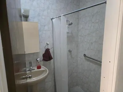 Un baño de Casa de 1 piso cerca de hospital san alejandro