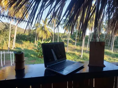Jardín al aire libre en Hostal Roca Blanca