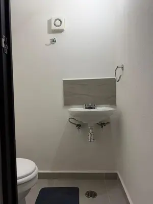 Un baño de Puerta Paraíso Tranquilidad cerca del aeropuerto