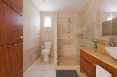 Un baño de Ocean Front Acapulco - 3BR APT con vista al mar y playa privada