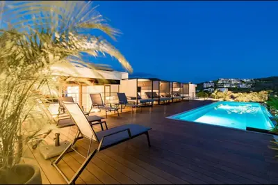 Piscina en o cerca de Ample studio steps from Santa Cruz beach