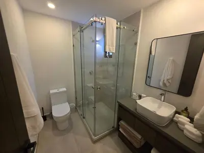 Un baño de Condo 2 recámaras a pasos de playa Santa Cruz