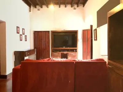 Una televisión o centro de entretenimiento en Casa Centenario